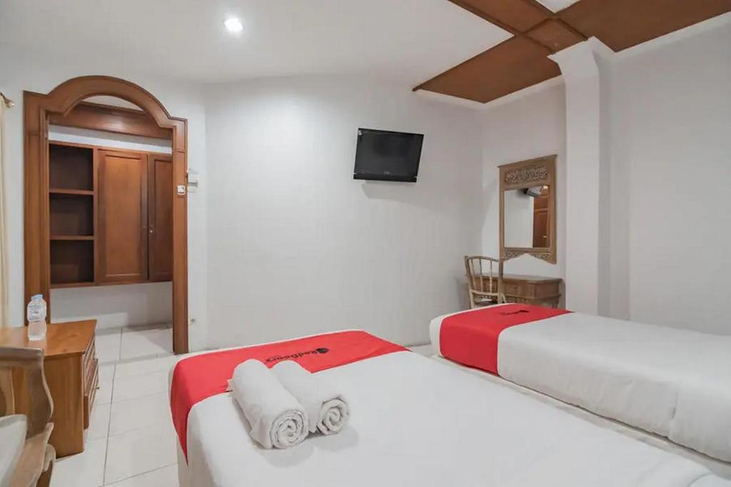Postel nebo postele na pokoji v ubytování RedDoorz at Arwiga Hotel near RS Hasan Sadikin Bandung