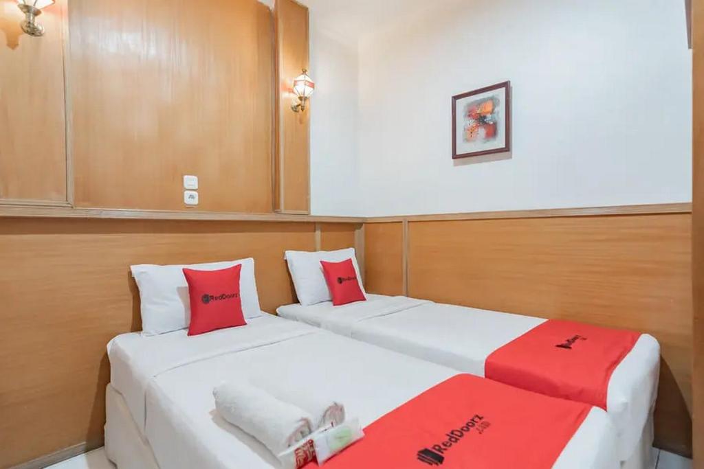 Postel nebo postele na pokoji v ubytování RedDoorz at Arwiga Hotel near RS Hasan Sadikin Bandung