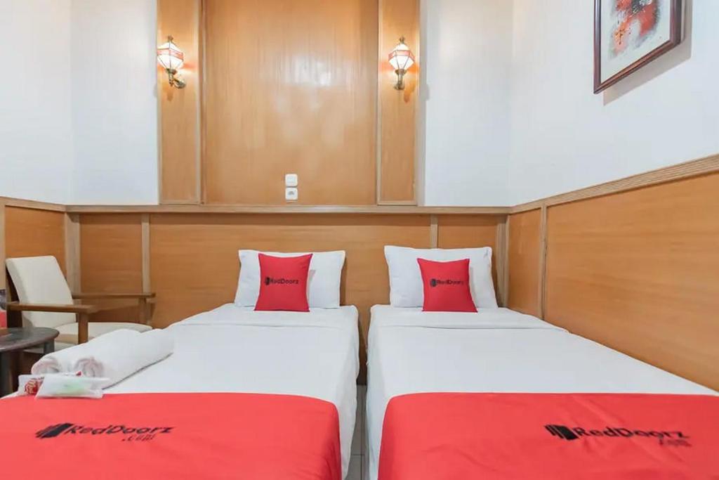 Postel nebo postele na pokoji v ubytování RedDoorz at Arwiga Hotel near RS Hasan Sadikin Bandung