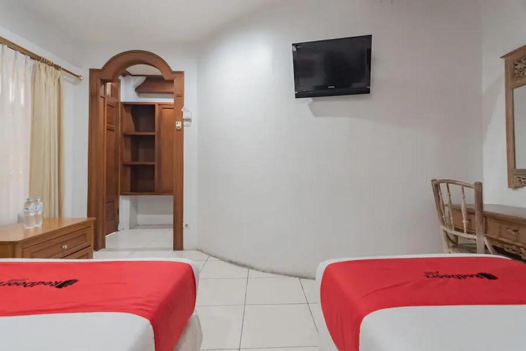 Postel nebo postele na pokoji v ubytování RedDoorz at Arwiga Hotel near RS Hasan Sadikin Bandung