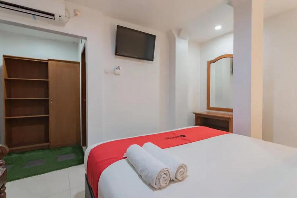 Postel nebo postele na pokoji v ubytování RedDoorz at Arwiga Hotel near RS Hasan Sadikin Bandung