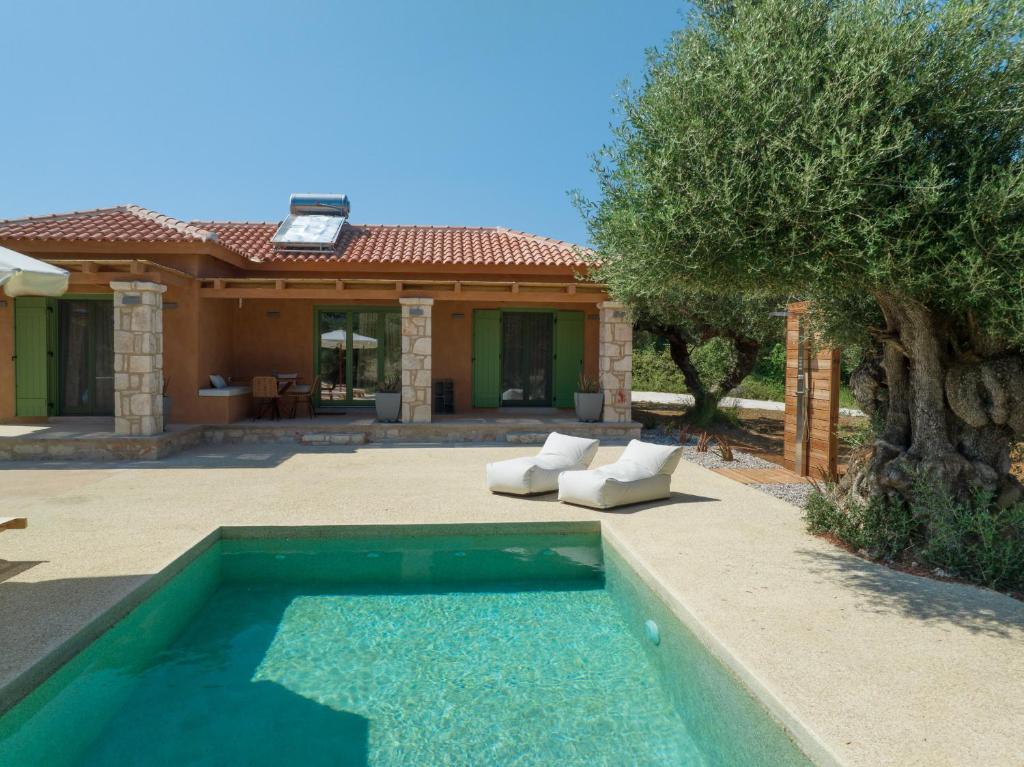 Bazén v ubytování Terra Oleana Cottages nebo v jeho okolí