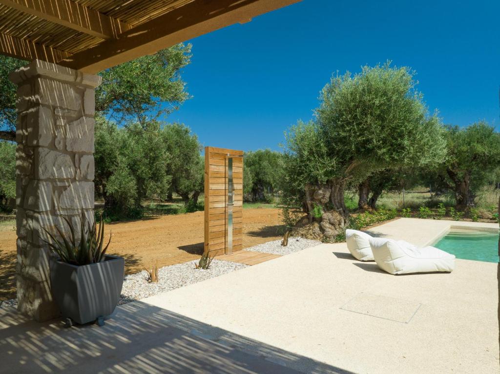 Bazén v ubytování Terra Oleana Cottages nebo v jeho okolí