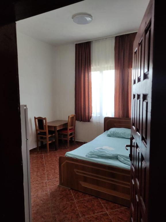 Postel nebo postele na pokoji v ubytování Ilirida-Swimming pool & garden view rooms for rent