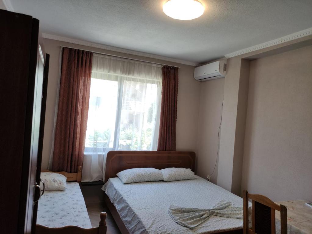 Postel nebo postele na pokoji v ubytování Ilirida-Swimming pool & garden view rooms for rent