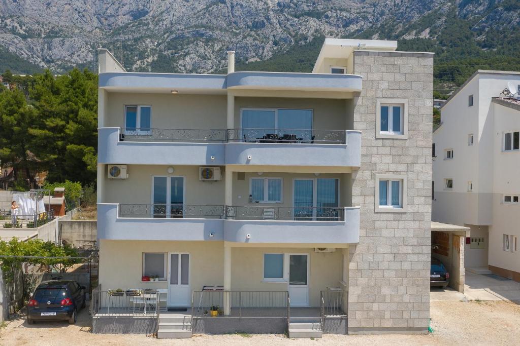 una casa frente a una montaña en Apartman Luna, en Makarska
