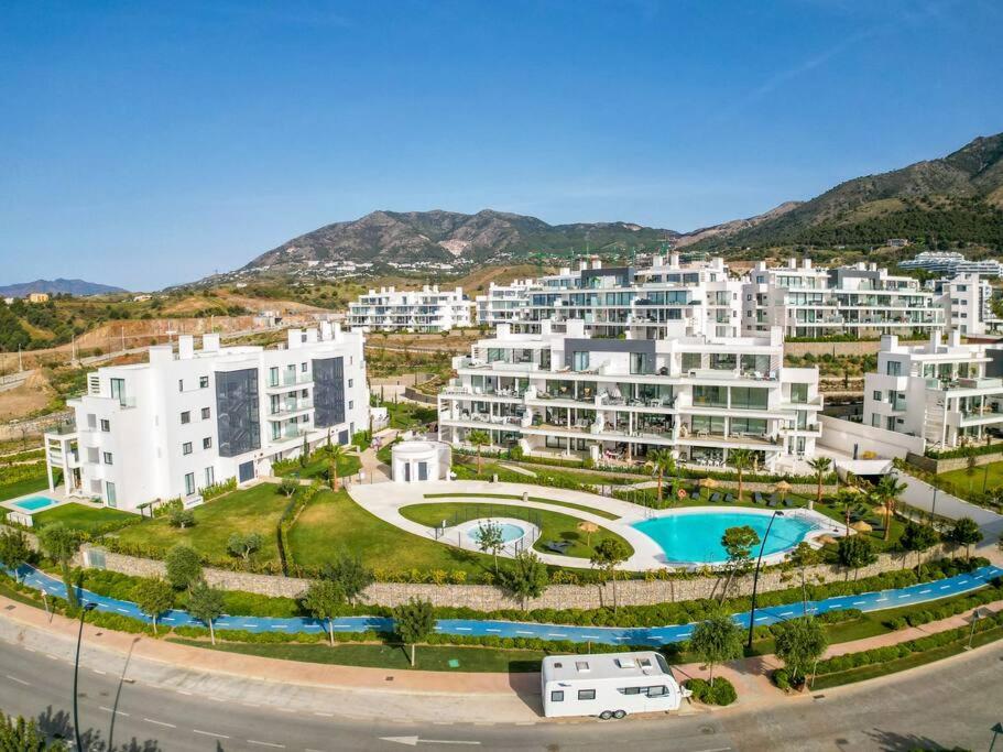 - une vue aérienne sur un complexe d'appartements dans l'établissement HigueronRentals Live Work Enjoy, à Fuengirola