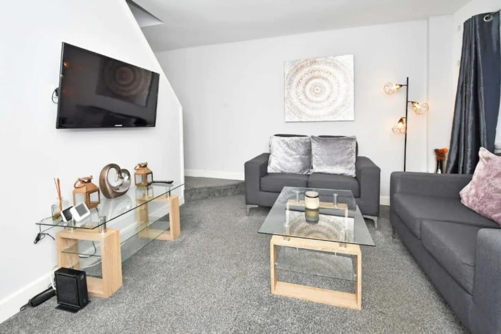 uma sala de estar com um sofá e uma mesa em OnPoint - Spacious 4 Bed House em Hanley