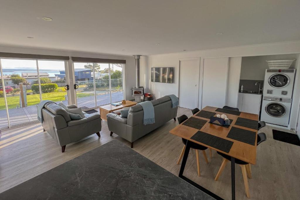 Posezení v ubytování BINALONG BRAE @ Bay of Fires Two bedroom both with ensuites