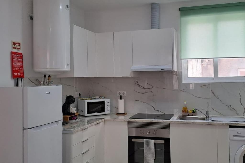 Kuchyň nebo kuchyňský kout v ubytování Setubal Holiday Apartment