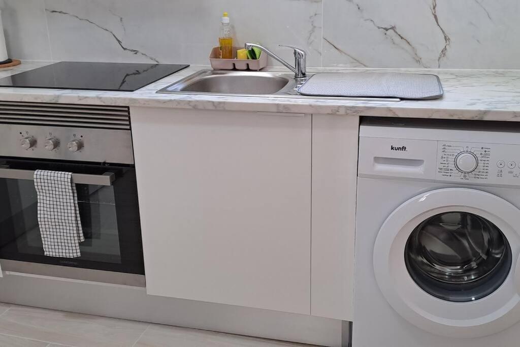 Kuchyň nebo kuchyňský kout v ubytování Setubal Holiday Apartment