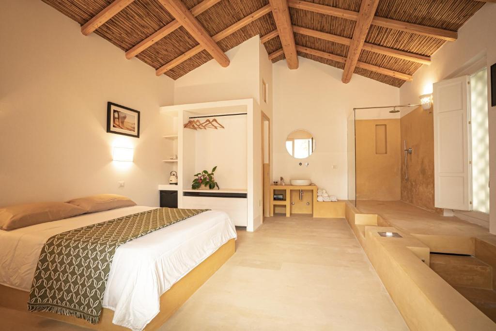 1 dormitorio con cama y escritorio. en Iardino Asce Lisària, en Zollino