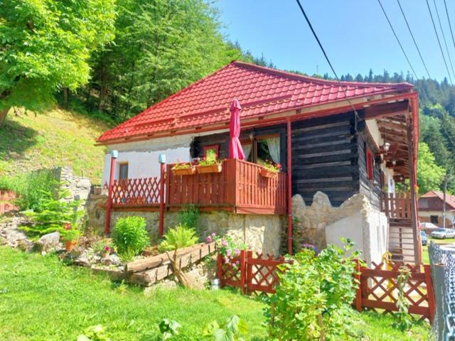 ein kleines Haus mit rotem Dach und einem Balkon in der Unterkunft Chalupa pri Čerešni “Moja srdcovka” in Staré Hory