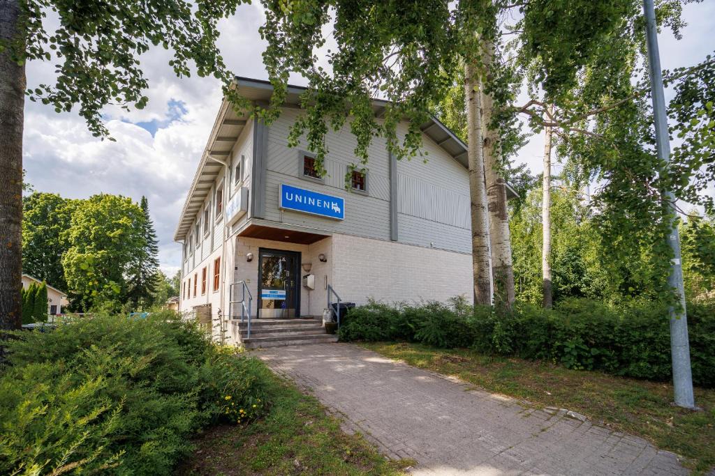 a building with a sign on the side of it at Hotelli Uninen Tampere in Tampere