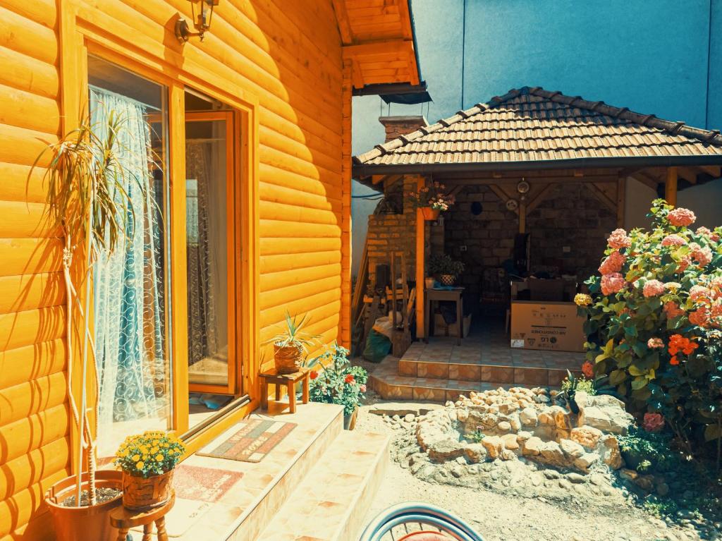 een uitzicht op een huis met een tuinhuisje bij Guest house Nizama's Place in Sarajevo