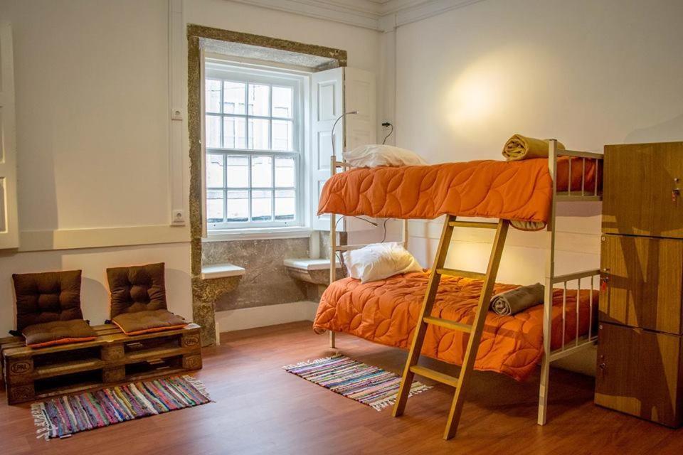 Postel nebo postele na pokoji v ubytování inBraga Hostel
