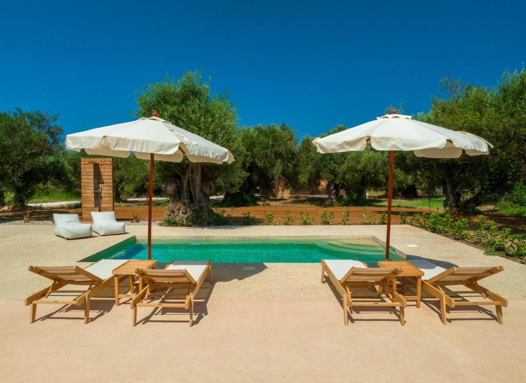 Bazén v ubytování Terra Oleana Cottages nebo v jeho okolí