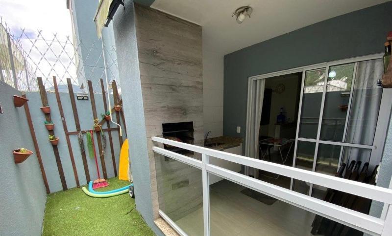 a room with a white rail and a room with a room at Maison Azuos - Charme e mar em perfeita harmonia! in Ubatuba