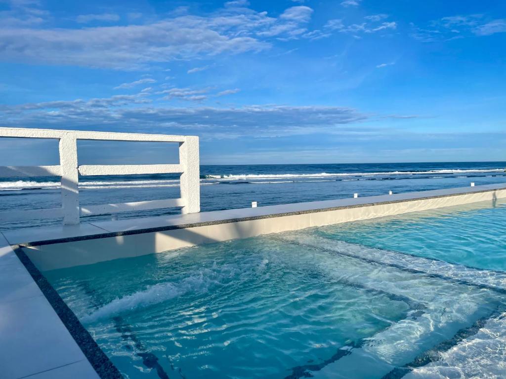 Bazén v ubytování REEF HOUSE BACNOTAN White sand beach front with Private Swimming pool nebo v jeho okolí