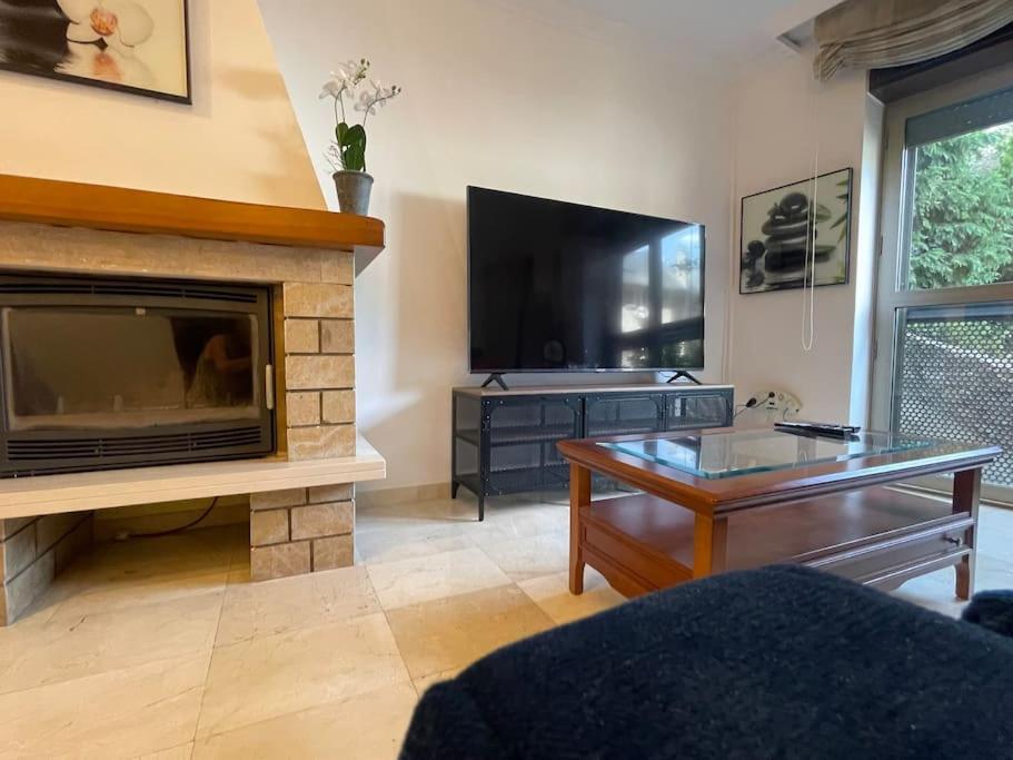 ein Wohnzimmer mit einem Kamin und einem TV in der Unterkunft Centro Historico in Andorra la Vella