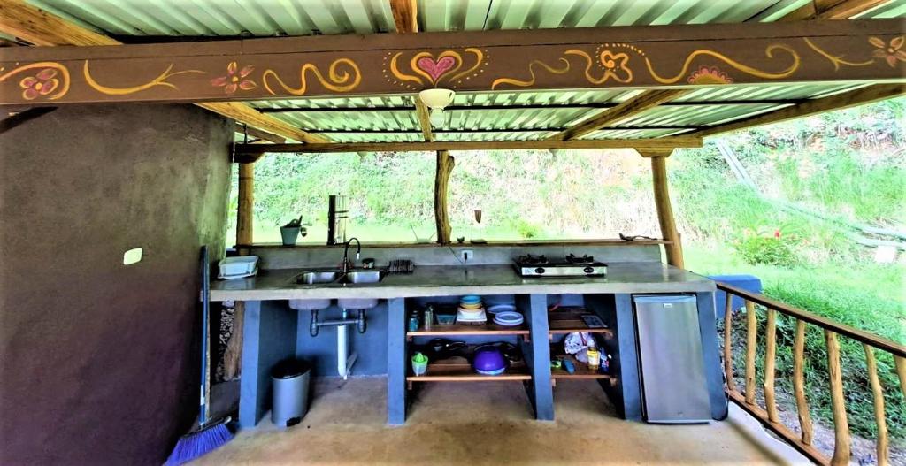 Kuchyň nebo kuchyňský kout v ubytování Terra NaturaMa - off grid living in the jungle