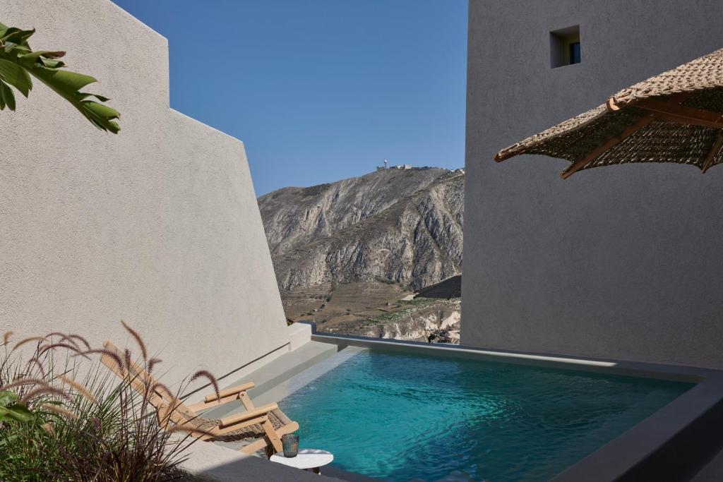Bazén v ubytovaní Aeon Suites - Adults Only alebo v jeho blízkosti