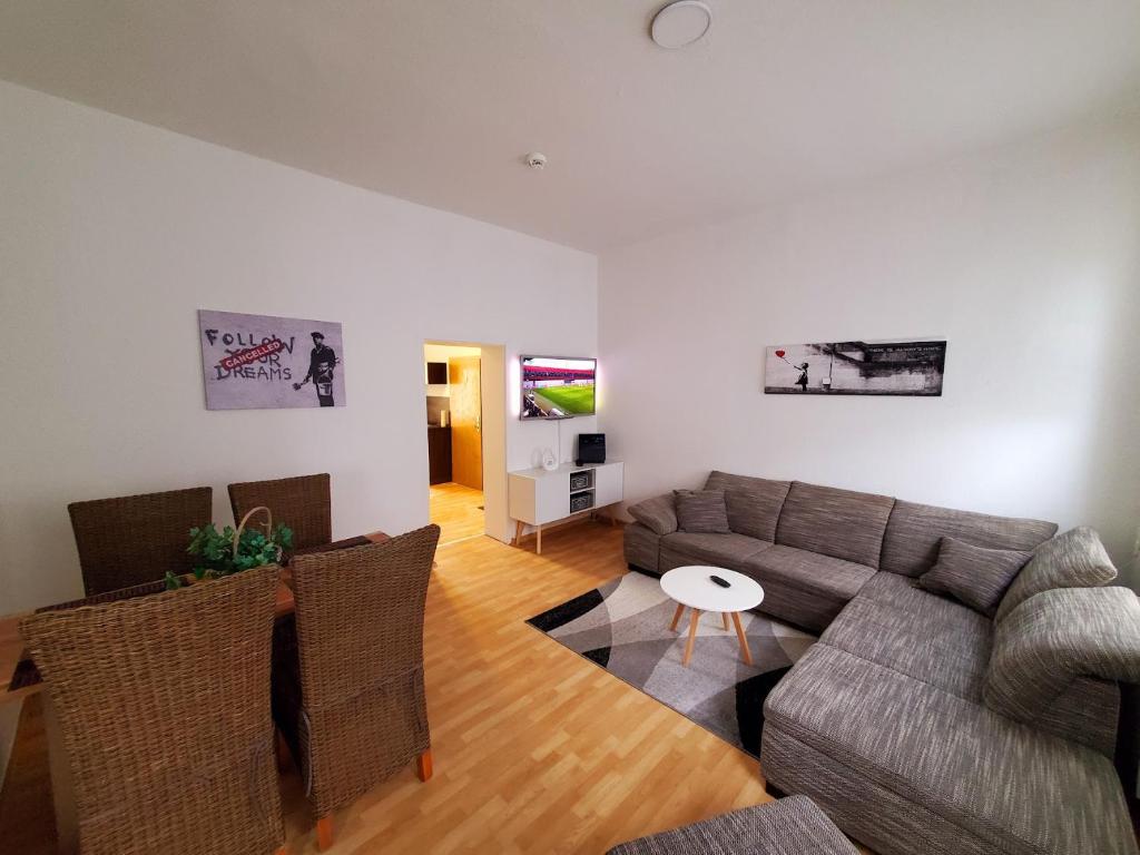 uma sala de estar com um sofá e uma mesa em VILLA LINDENECK ECONOMY em Bernburg