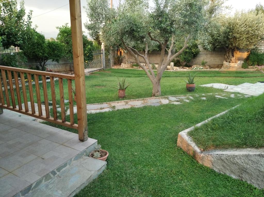 Vonkajšia záhrada v ubytovaní Garden House-Free transfer from airport