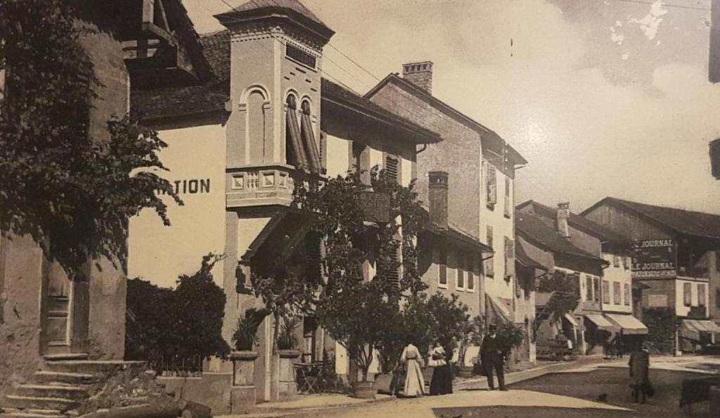 une vieille photo d'une rue dans une ville dans l'établissement Les Tilleuls 4, à Saint-Gingolph