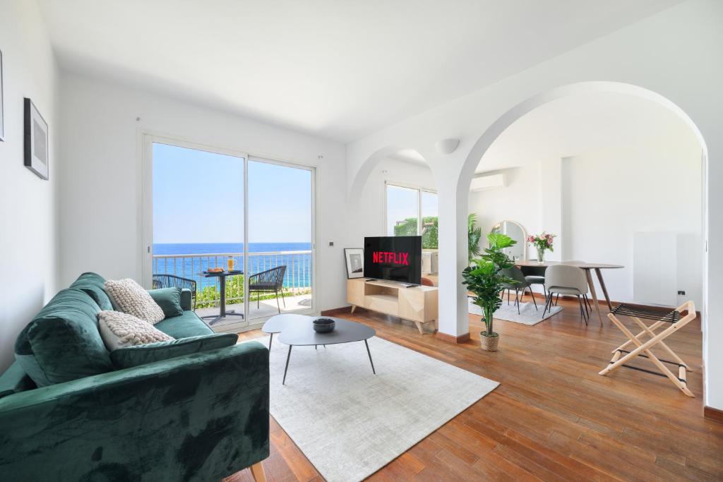 - un salon avec un canapé et une table dans l'établissement Proche Monaco, vue mer et accès à la plage, à Saint-Antoine