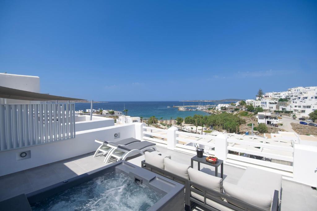 uma varanda com uma piscina e vista para o oceano em Alexandros Apartments em Naousa