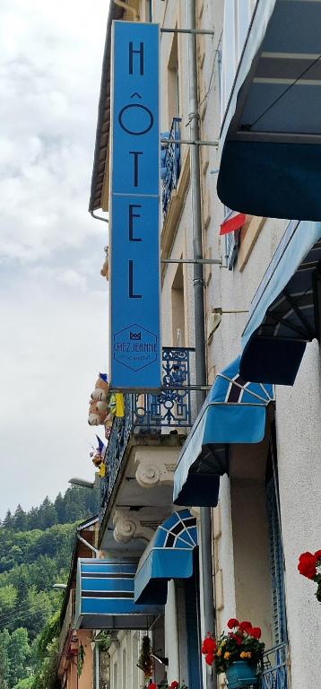 un cartello hotel sul lato di un edificio di Hotel Chez Jeanne a La Bourboule