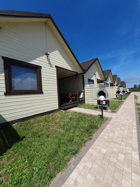 a row of houses parked next to a sidewalk at Domki LENA Bobolin in Bobolin