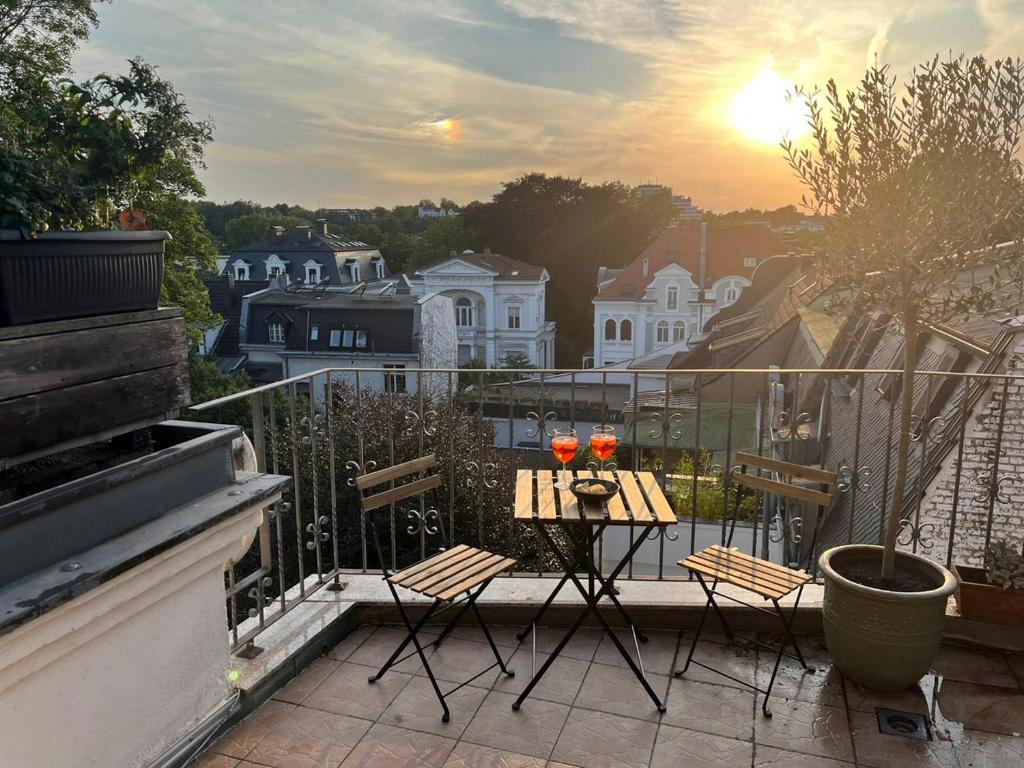 - un balcon avec une table et des chaises dans l'établissement Renoviertes Design Apartment mit Toller Terasse, à Mülheim