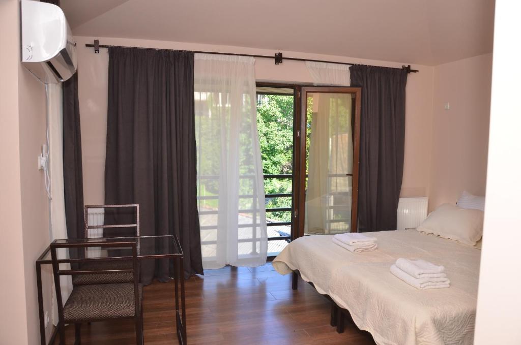 泰拉維的住宿－Phudze，一间卧室配有一张床、一张桌子和一个窗户。