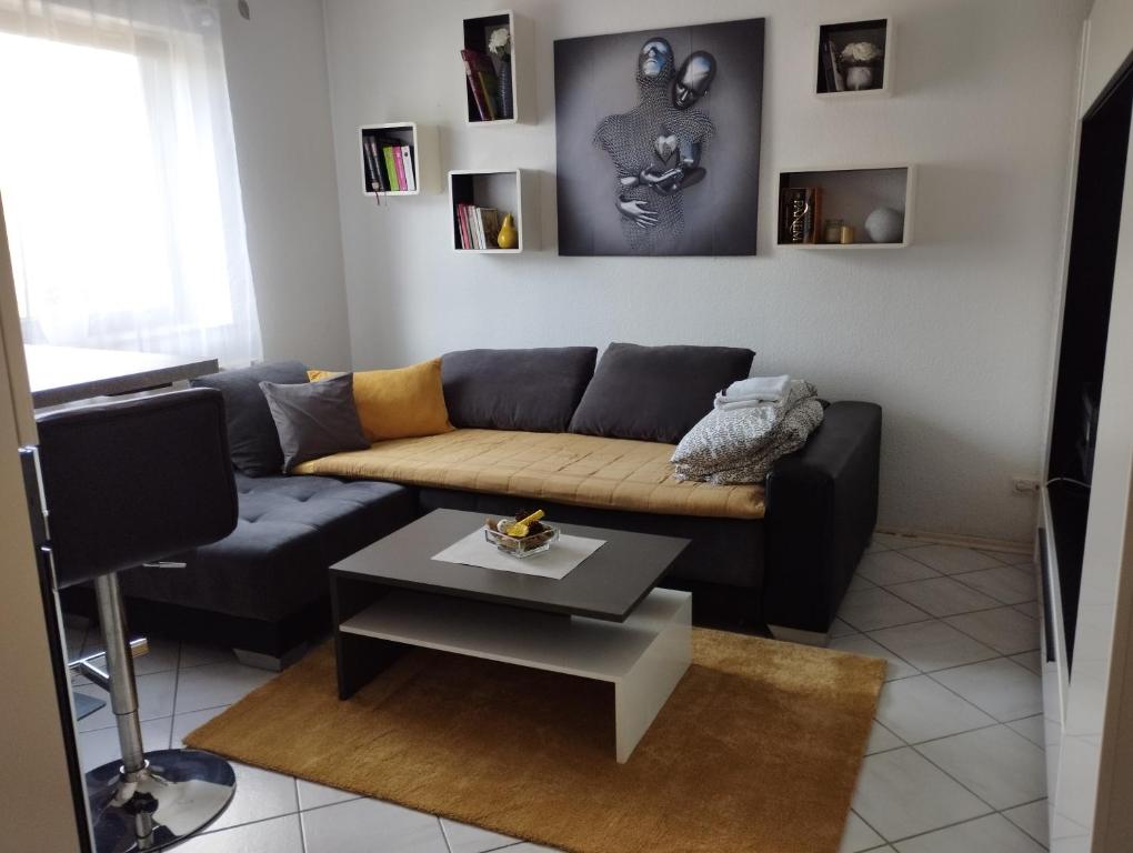 ein Wohnzimmer mit einem Sofa und einem Tisch in der Unterkunft Eneya in Rotenburg an der Fulda