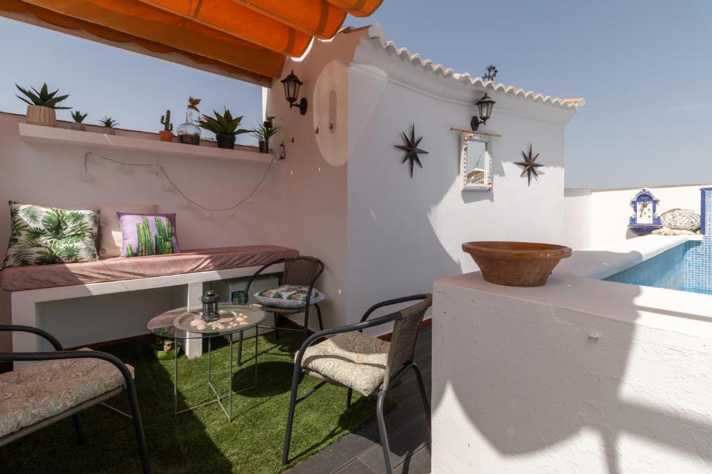 une chambre avec des chaises, une table et une fenêtre dans l'établissement La Casa del Abuelo, à Zuheros