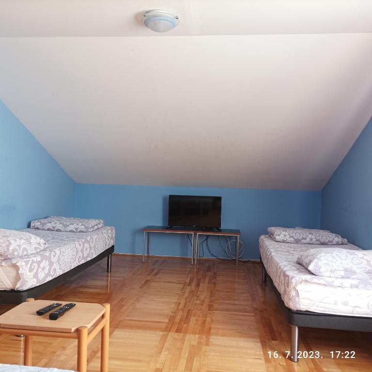 Una televisión o centro de entretenimiento en Apartments Dobra Vila