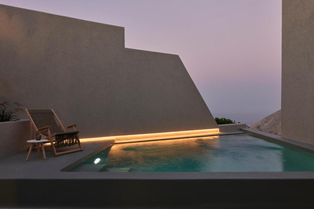 Bazén v ubytovaní Aeon Suites - Adults Only alebo v jeho blízkosti