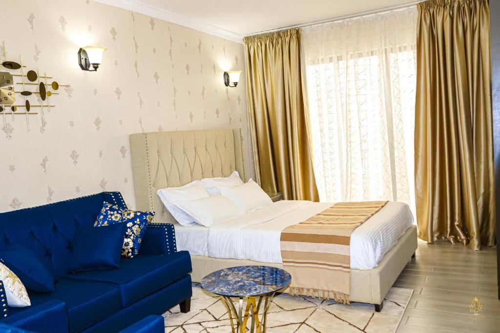 Habitación de hotel con cama y sofá azul en Stunning Studio apartment in Kileleshwa en Nairobi