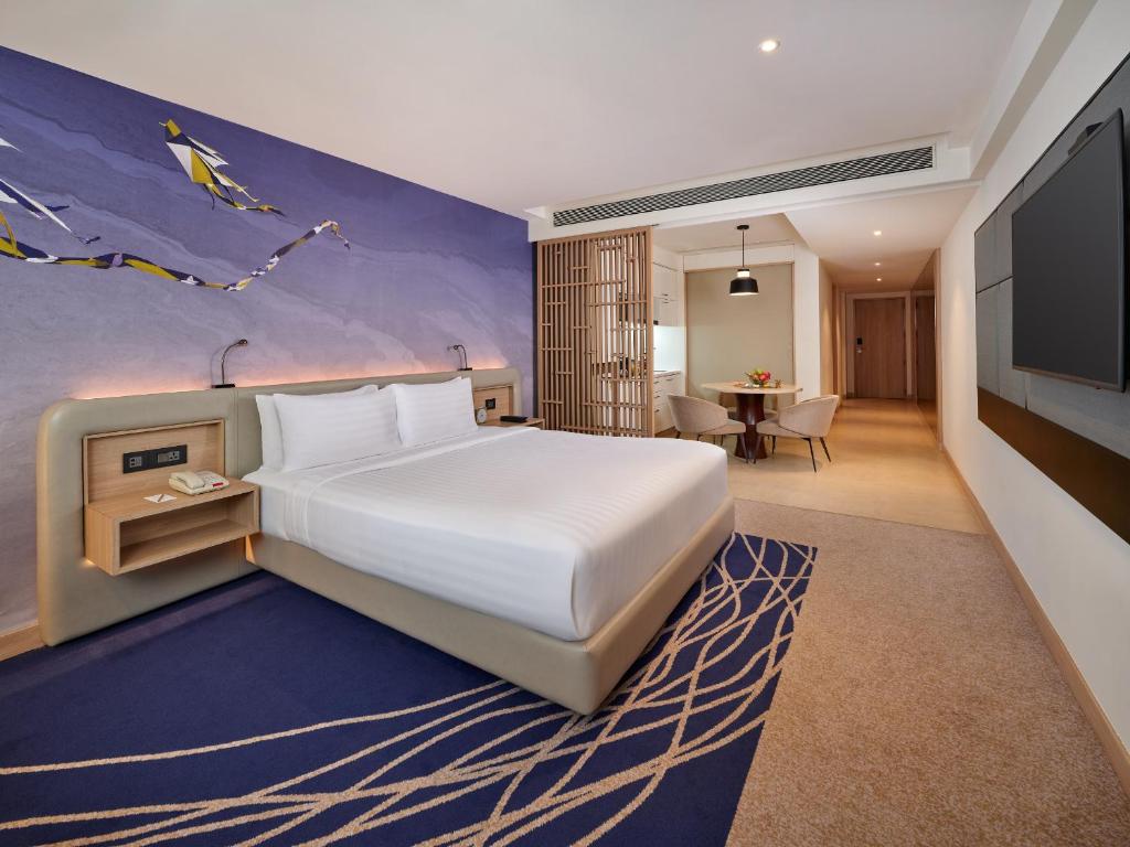 Postel nebo postele na pokoji v ubytování Novotel Ahmedabad