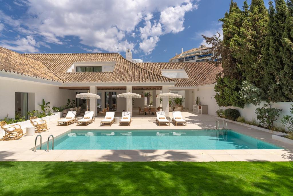 una piscina en el patio trasero de una casa en Anfitrión Villas & Suites, en Marbella