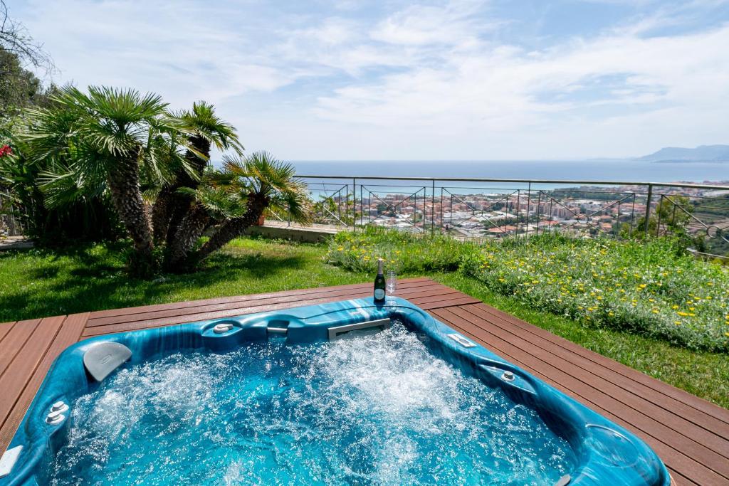 una piscina con vistas al océano en Villa with Sea View Jacuzzi, en Vallecrosia