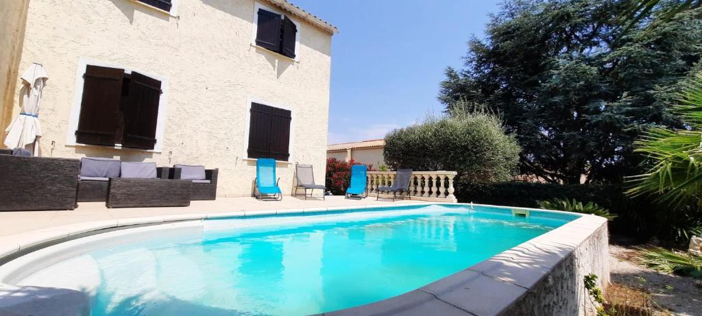 una piscina frente a una casa en Maison proche de Hyeres avec piscine privée, terrasse et jardin, en La Farlède