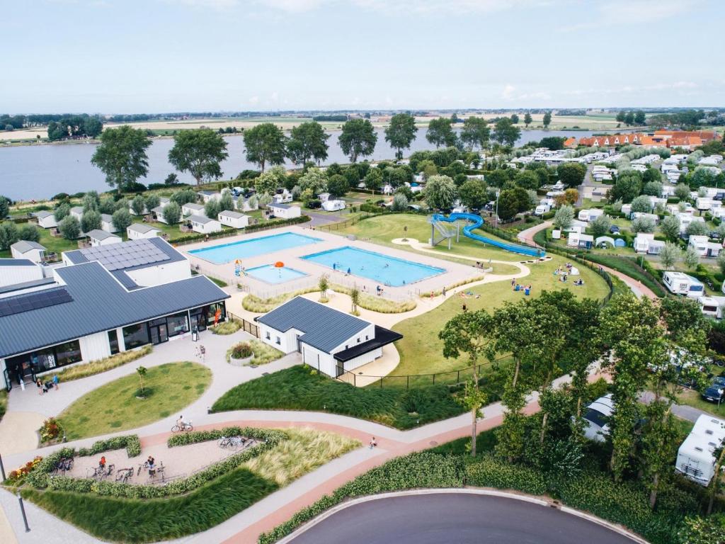 eine Luftansicht auf einen Park mit Pool in der Unterkunft Kustpark Nieuwpoort in Nieuwpoort