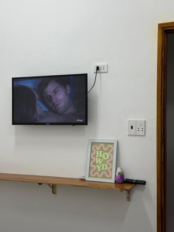 uma televisão de ecrã plano pendurada numa parede em Tiinder Hotel em Xuyên Mộc