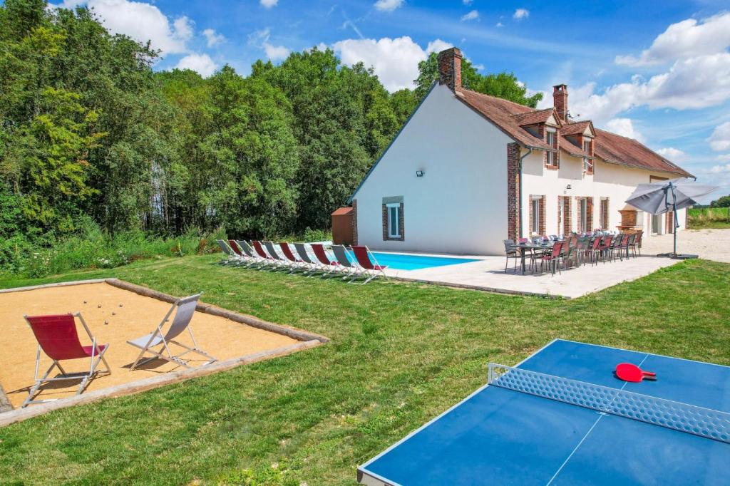 una imagen de una casa con piscina en So Villa Les Houx 45 - Heated pool - Soccer - 2h from Paris - 30 beds en Triguères