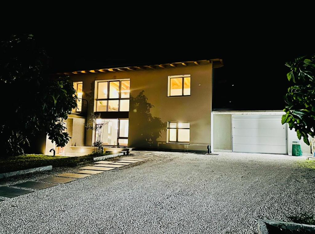 Gallery image of villa amarena, centralissima giardino e parcheggio in Angera