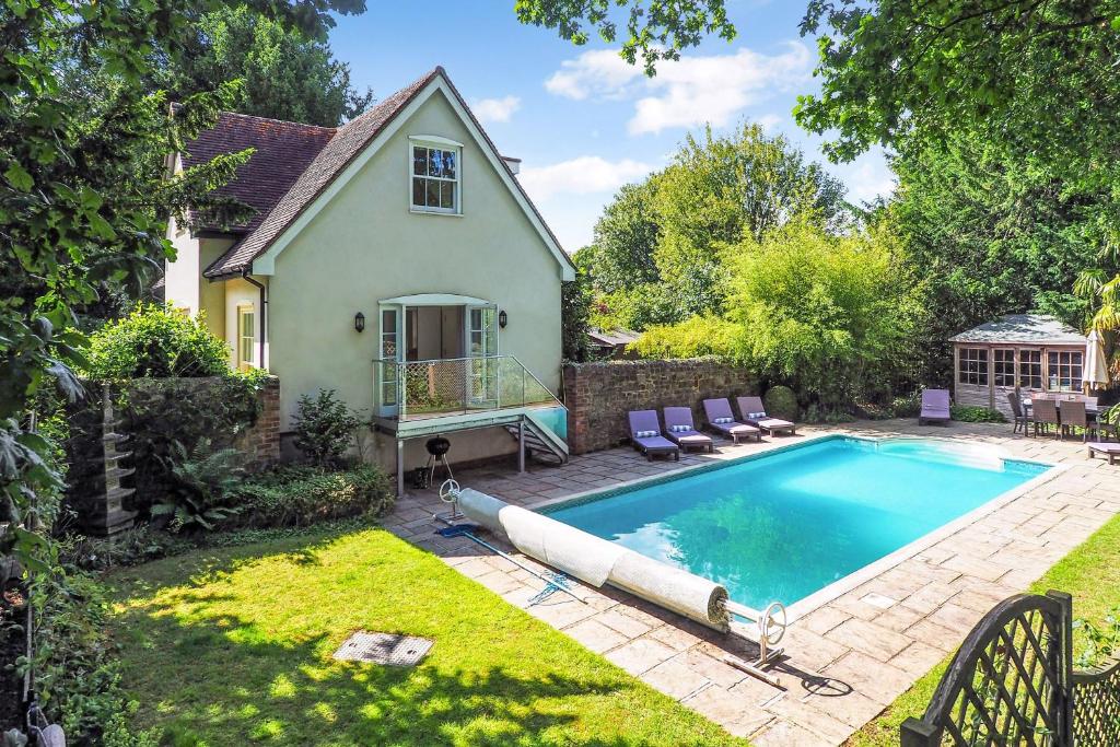 佩特沃斯的住宿－The Poolhouse by Inspire Stays，庭院中带游泳池的房子