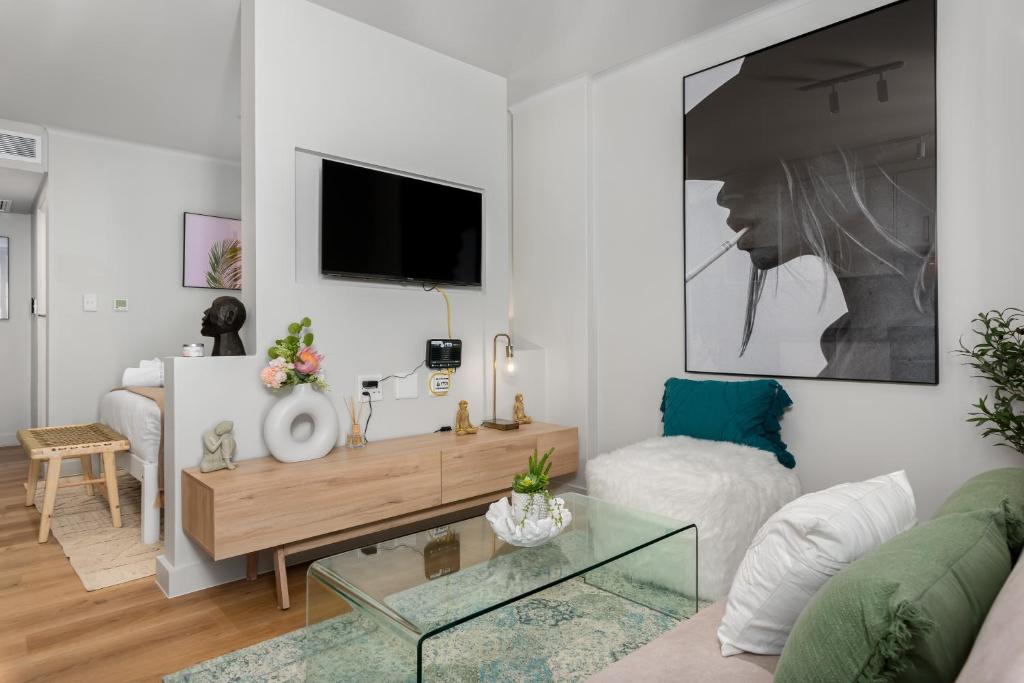 TV a/nebo společenská místnost v ubytování The Tokyo Aparthotel by Totalstay